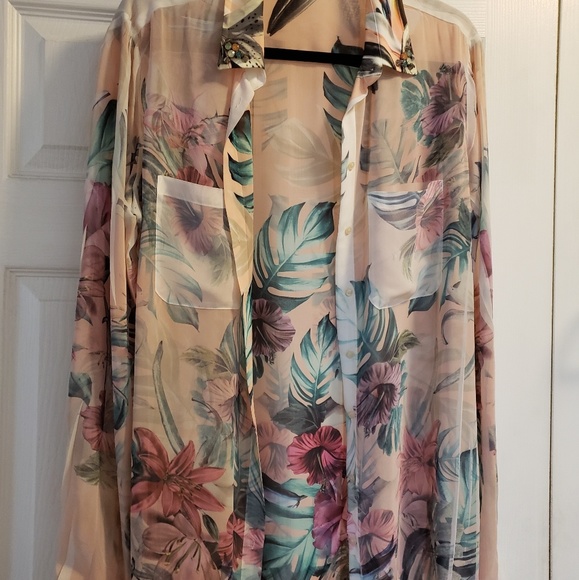 Guess Tops - 💜Guess💜New Floral blouse